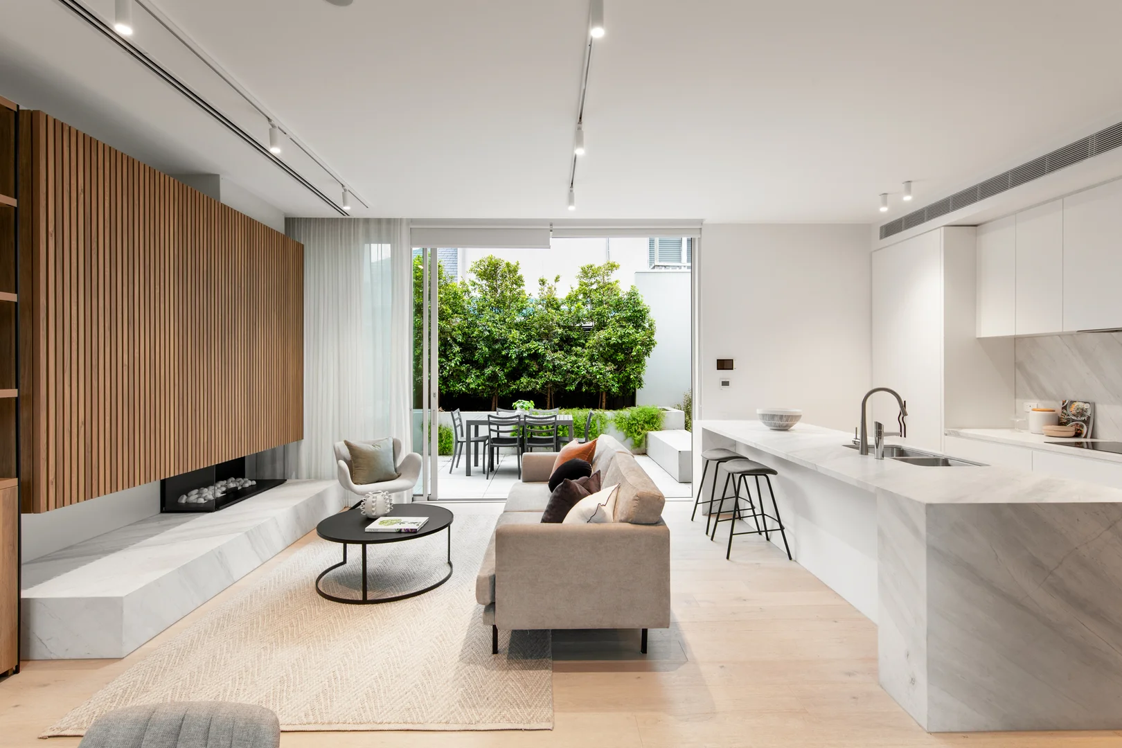 2020364297_3_1_251022_060103-w2000-h1333